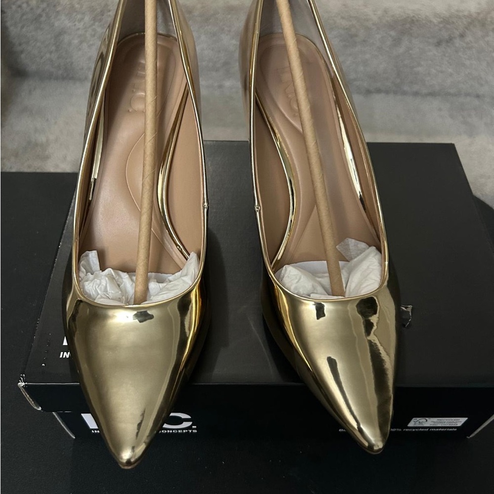 Gorgeous Women's Metallic Gold Pointed-Toe Pump Shoes New. Size 7.5